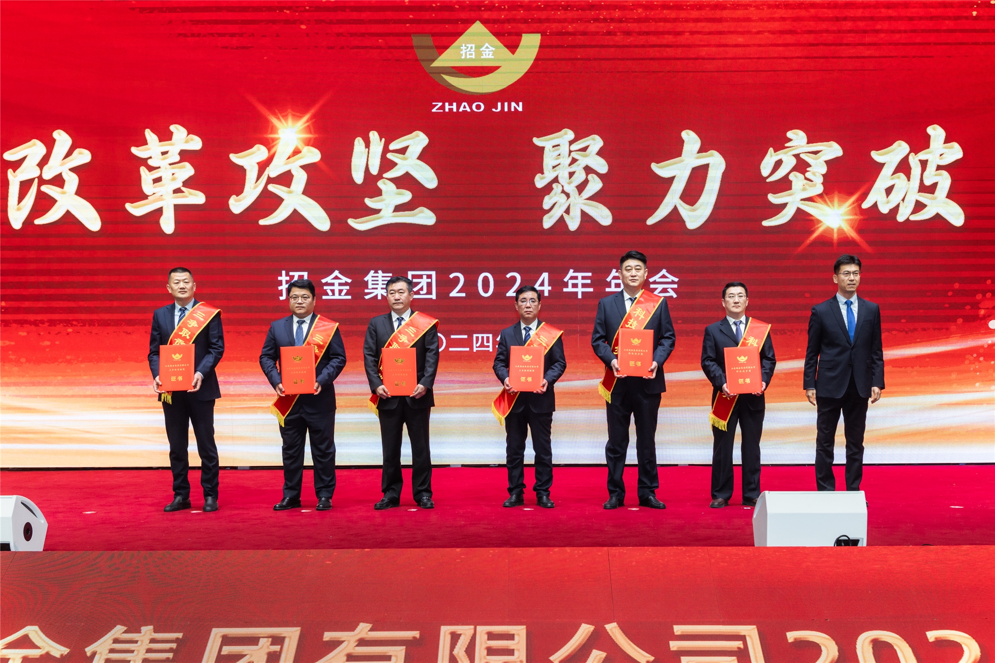 刘学明颁发三争取贡献奖和科技进步奖.jpg